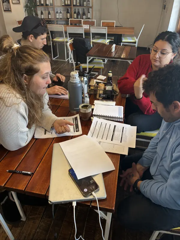 Reunión con un cliente revisando papeles impresos
