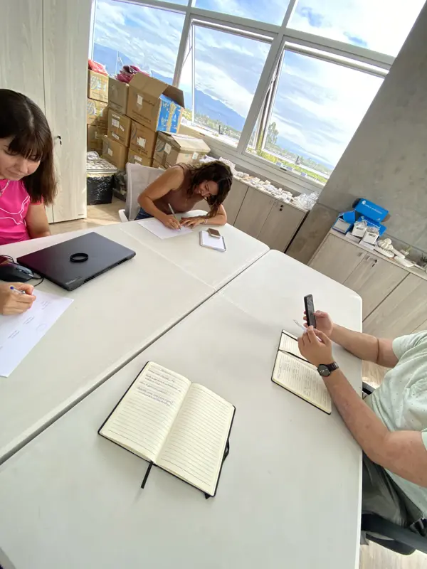 El equipo de Stratio toma notas en la oficina de un cliente